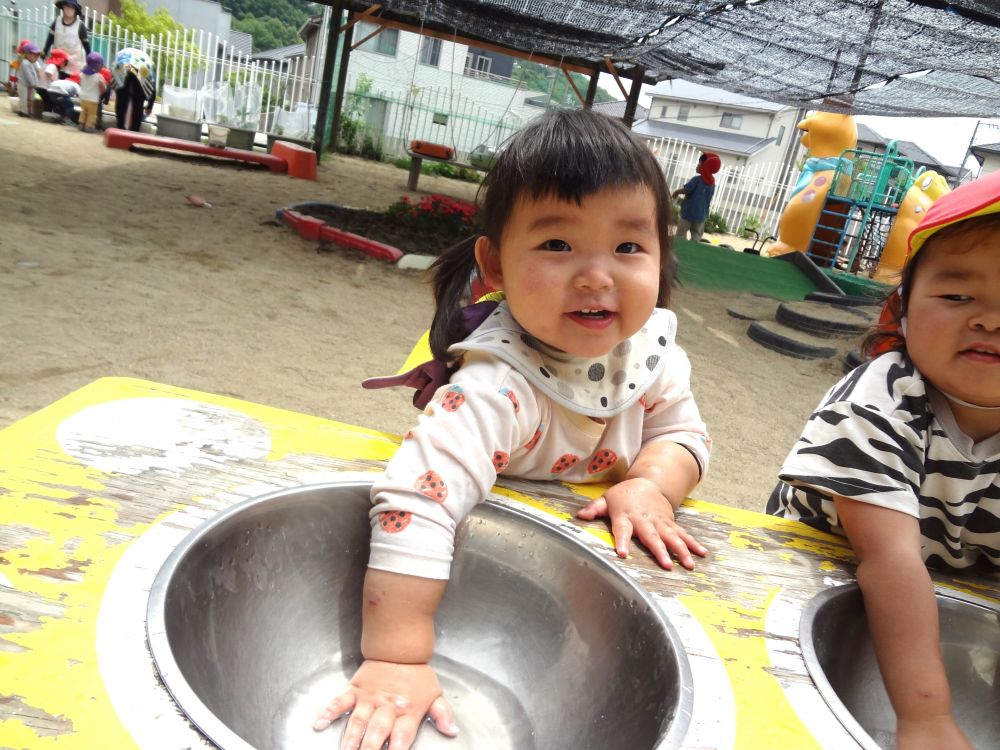 だんだんと日中が暑くなり、
水遊びが楽しい季節がやってきました🌞

ボウルの中に水を入れてみると…
さっそく気付いて触ってみるRちゃん！

「つめたい…！ ✨」
