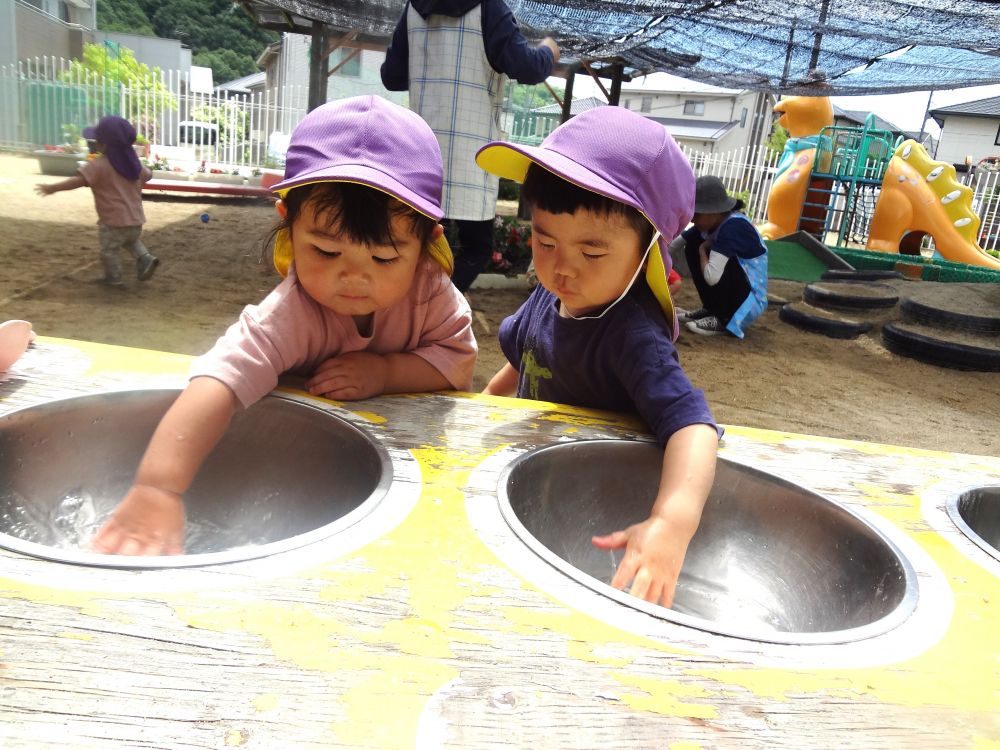 そんな友達の様子に気づいた
SちゃんとTくんもやってきて、

“パチャパチャ！”

冷たい水の感触や動きを楽しんでいます😊
