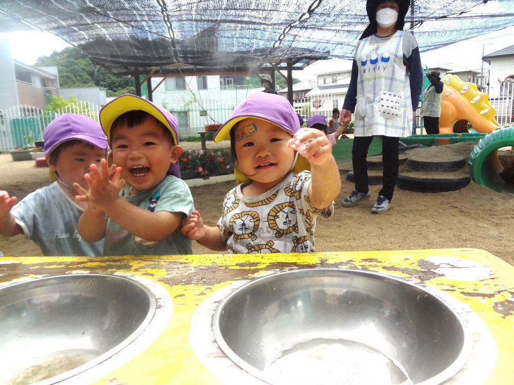 今度は少しだけ、洗剤を入れてみると…

“泡が手についたよ😄 ！”と、この笑顔♡

楽しい気持ちがこちらにも伝わってきます🌟
