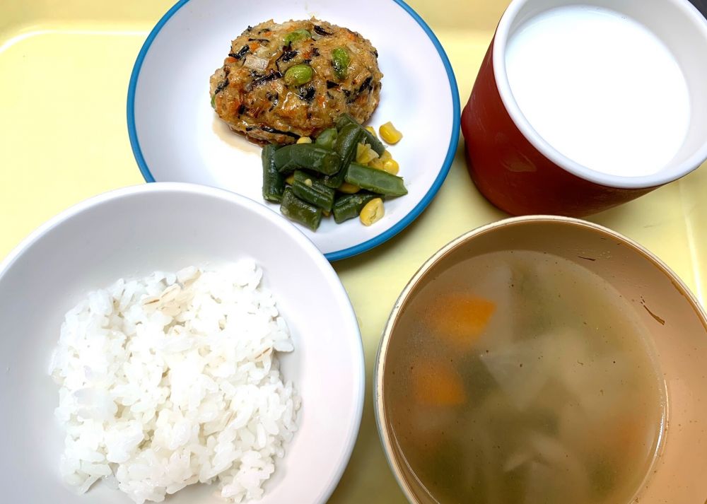 麦ご飯

ひじきと枝豆のつくね

いんげんとコーンのソテー

かみなり汁

牛乳