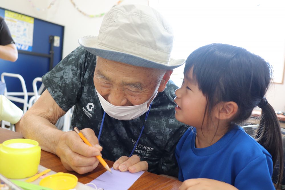 次は七夕飾りや短冊作り
「”よ”ってどうやって書くんだっけ?」
おじいちゃんの耳元で聞くRちゃん
「こうだよ」
書いて教えてもらいました♡