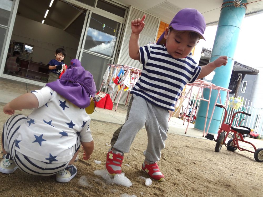 “あ！ここにもあった‼✨”

地面に残ったあわを見つけたMくん。

“えいっ、えいっ！”

足で泡を踏んで消えるのを楽しんでいました🦖♪
