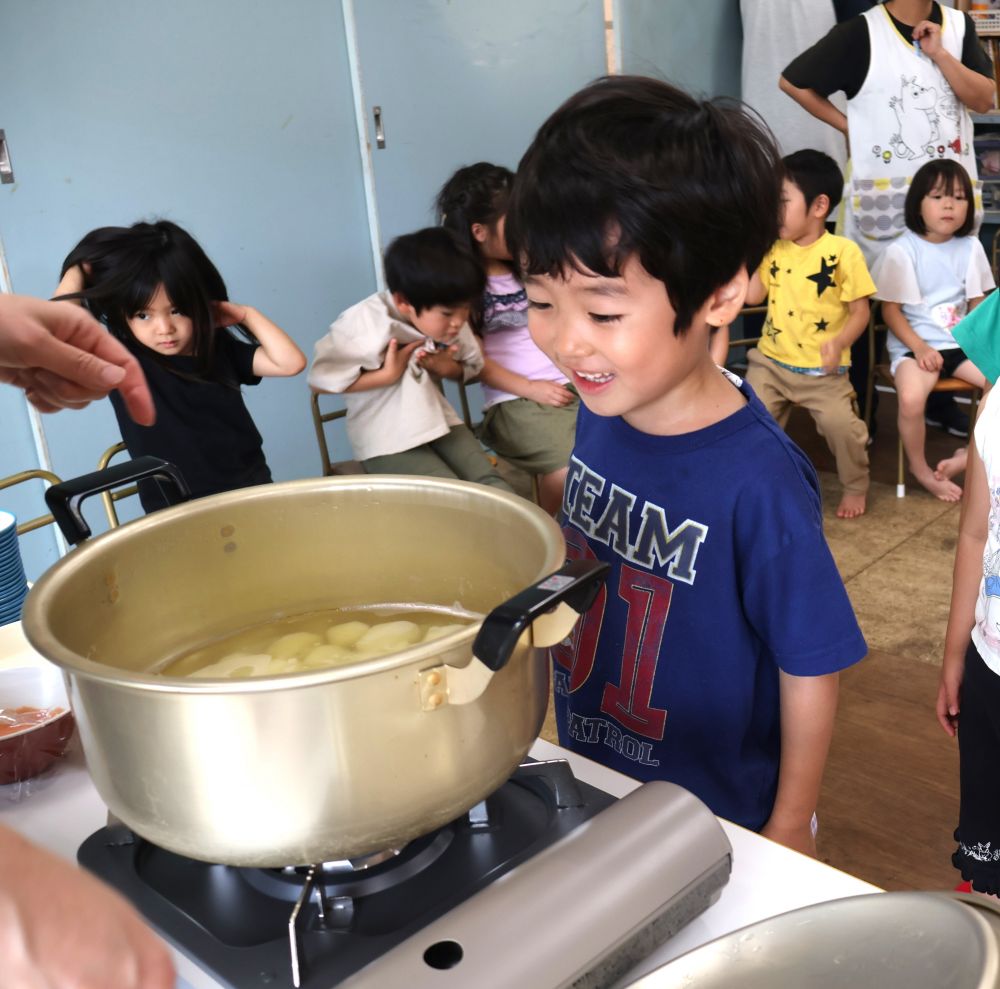 給食先生が皮を剥いて大きな鍋でぐつぐつ茹でていると・・・

「わーー♪いー匂いがするーー！！」
「じゃがいもの匂いじゃー」
「早く食べたーい」

ドキドキワクワクが止まりません♡

どんな味がするかな？？