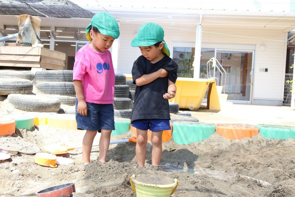 「なんかもっと深くしたいよね」
「足がもうちょっと水につかってほしいね!」
「ながーい道路にもしよう!」
「周りを砂で固めてあふれんようにしたらいいじゃん!」