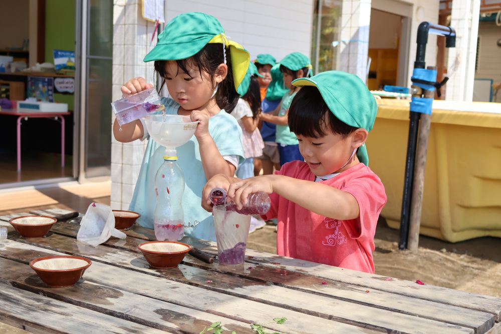 草花から色が出る…
水の色が変わる…
必要な道具や使い方を知る…
学年が上がり、遊びが発展する中で
新しい発見や知識が増えていく♡
「紫色のブドウジュース作ろっと」
「混ぜたら色が変わるかな?」