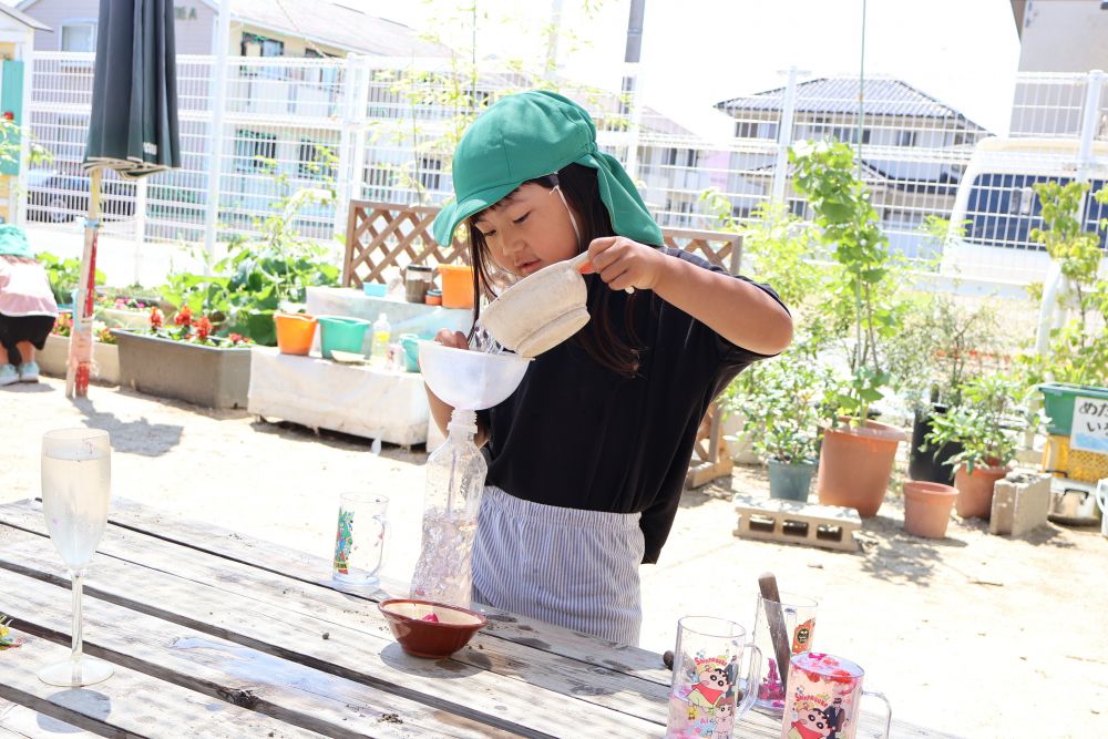 「これどうやって使うん?」
「どうやったら色がでるん?」
キリン組さんや他の友達がやっているのを見て
”やりたい!”と興味を持つ…