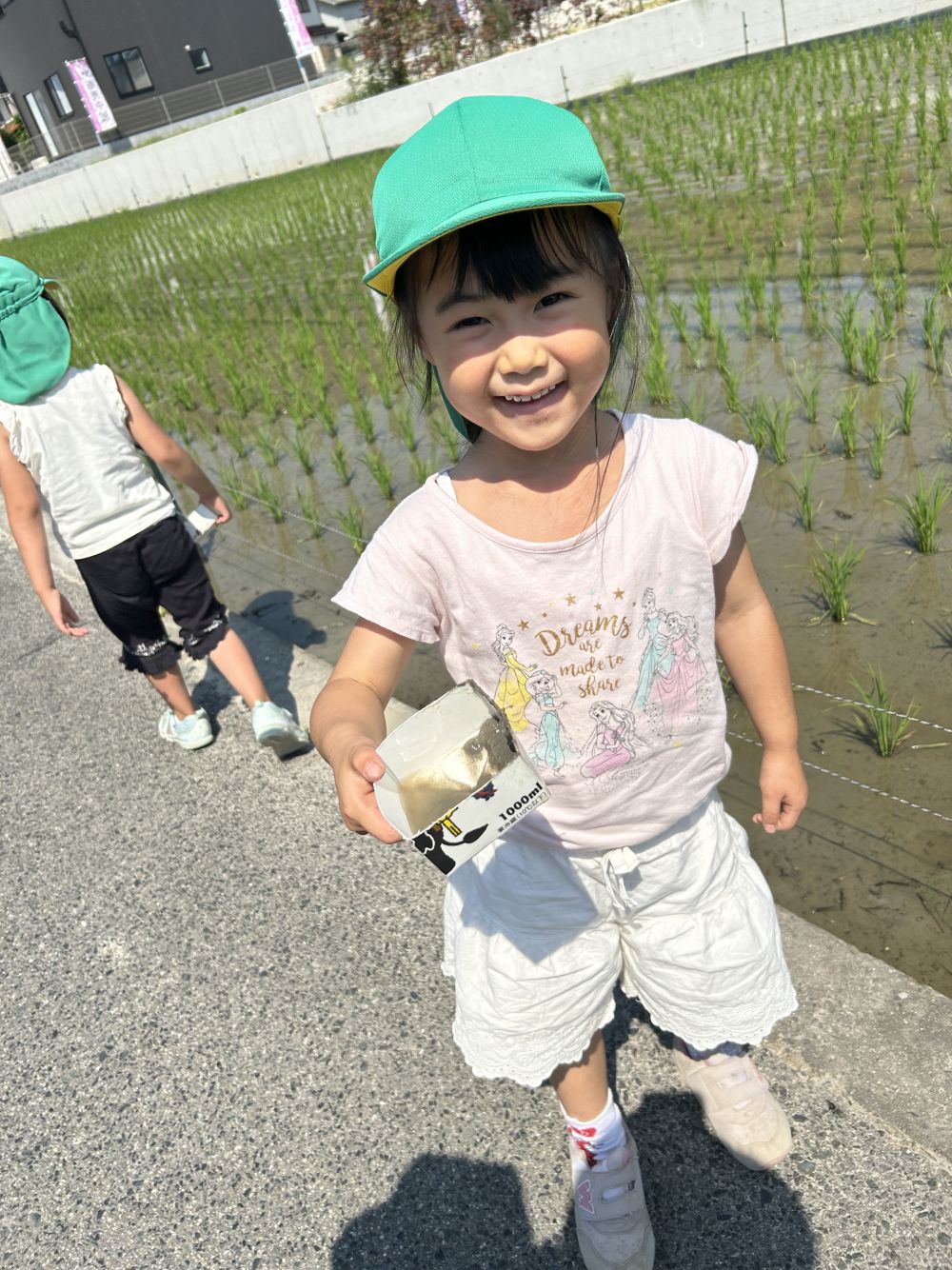 おたまじゃくし捕獲器で見事に捕まえることができたIちゃん
「つかまえたよ！」
と苦戦しながらも捕まえることができた喜びが笑顔に♡

なかなか捕まえられず悔しさもあり…
「次また来週いこう!!!」
とリベンジに燃えるゾウ組さん♪