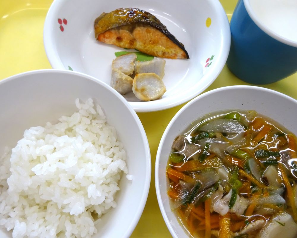 ご飯

鮭のみそマヨ焼き

里芋の竜田揚げ

沢煮椀

牛乳