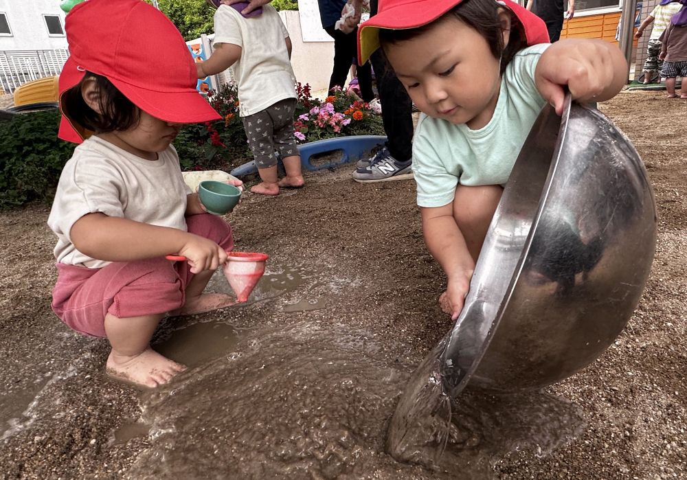 暑くなってきて、
水遊びが楽しくなってきた！！

Kちゃんは、ボールに入った水をざばーっと流して・・・