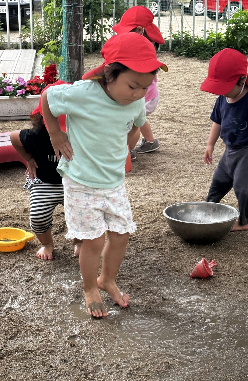 お水がたくさん溜まって、
水たまりになった♪

ぴょん♪ぴょん♪

カエルさんになりきって、ジャンプ🐸