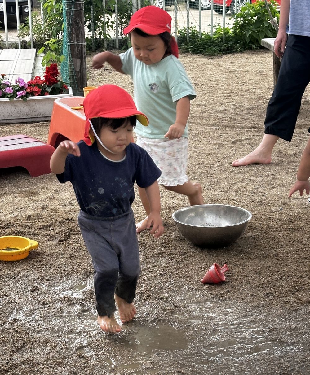 Aくんもまねっこして・・・

カエル大好きAくんも、カエルになりきってジャンプ♪

裸足になってしっかり水、泥の感触を楽しんでいけたらいいなと思います♡