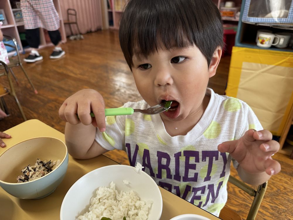 給食の時間。

初収穫のピーマンは、
しょうゆとだしの素でさっぱりと・・・

お味はどうかな？

ぱくっと食べてくれたＳくん♪

次は何の夏野菜が収穫できるか楽しみだね☆