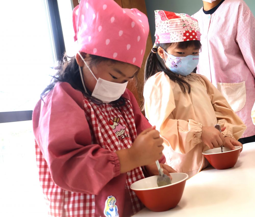 ゾウ組さん初めてのクッキングです♡
今日は3時おやつの【いももち】を自分で作ります！

早めにお昼寝から起きて、エプロン、三角巾も準備OK！

いももちの材料は
・じゃがいも
・上新粉
・塩

皮をむいて茹でたじゃがいもをスプーンでつぶしながら、
「なんかいい匂いがするー」
「美味しそう～」

