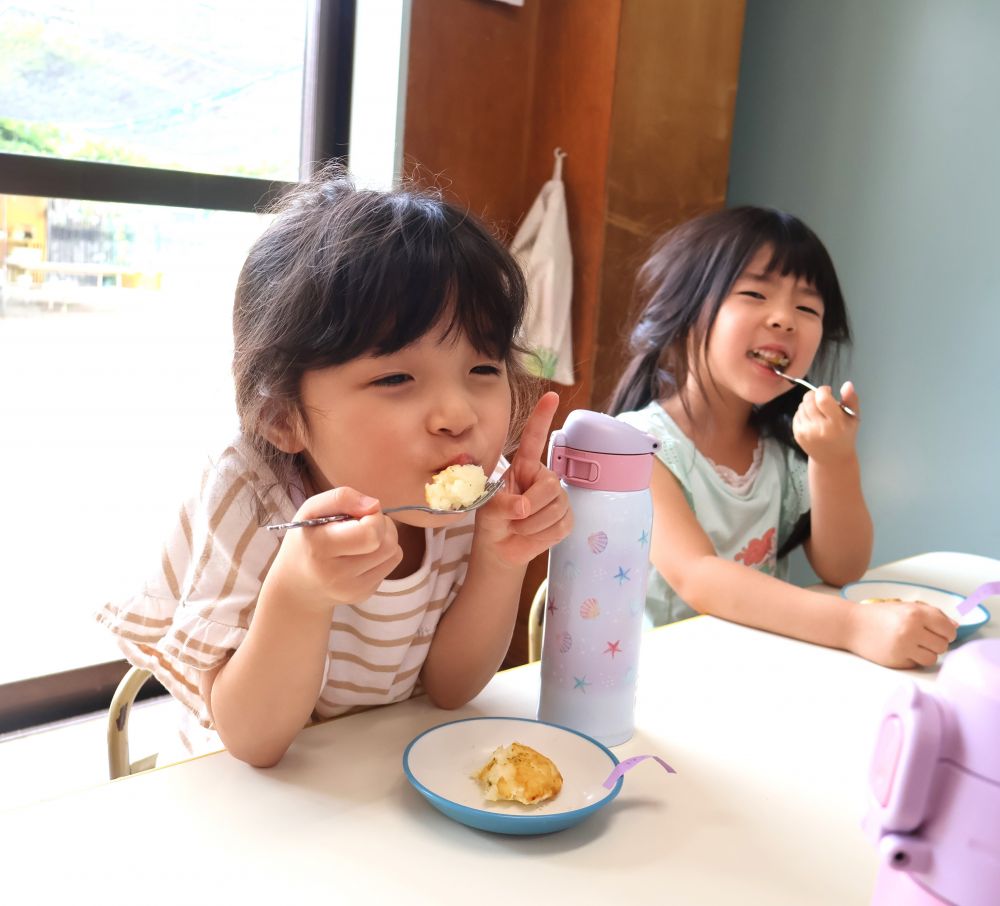 上手なお団子状に出来たら給食室に運び、給食先生が焼き上げてくれました。

形は大きいのも小さいのもあったり、数も小さいのを何個も作る子もいたり・・・
それぞれ個性豊かなオリジナルいももちが完成しました。

熱々出来たてのいももち♡
ふーふーしながらいただきまーす。

「わ～おいしいー♡」
「もっと食べたかったーー」
やっぱり自分で作ったおやつななによりも美味しいですね。
あっという間に完食しました。

ごちそうさまでした☆


