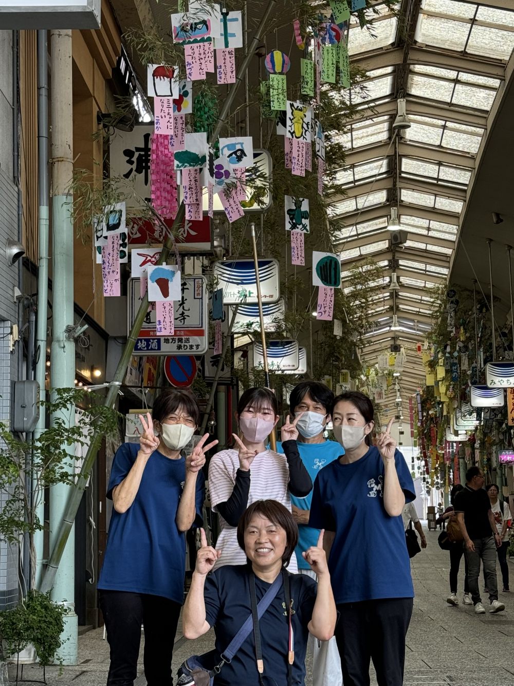 仕上げは商店街の皆さんの手をお借りして
4人がかりで大きな笹を固定させます。

出来栄えは・・・・・・？？

ぜひ、ご家族で現地へ見に行ってください♡

場所は例年通り♡
尾道センター街　モリシタと浦上酒店の間です。