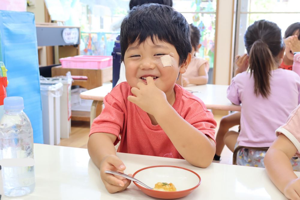 給食室で焼いてもらい、お待ちかねのおやつタイム♡

焼きたてのいももちをみんなでいただきます！
「もちもちふわふわじゃ～」
「おいしいけぇ、もう一個食べたい！」
「家でもつくりたいなぁ」と、大好評！
おいしすぎて、最後の一口がなかなか食べれないSくん。
「ゆっくり味わって食べてるの？」と聞くと、
「うん。もったいないけぇ」とのこと。その気持ち、すごくわかります♡
時間いっぱいまで、指で少しずつちぎりながら食べるSくんでした。

収穫したじゃがいもを使い、みんなでクッキングをし、最後は出来たてを食べる♡
楽しい、おいしい、わくわくな体験に大満足のゾウ組さんでした♪
雨の日の休日などに、家族でいももちづくり、いかがですか？？
