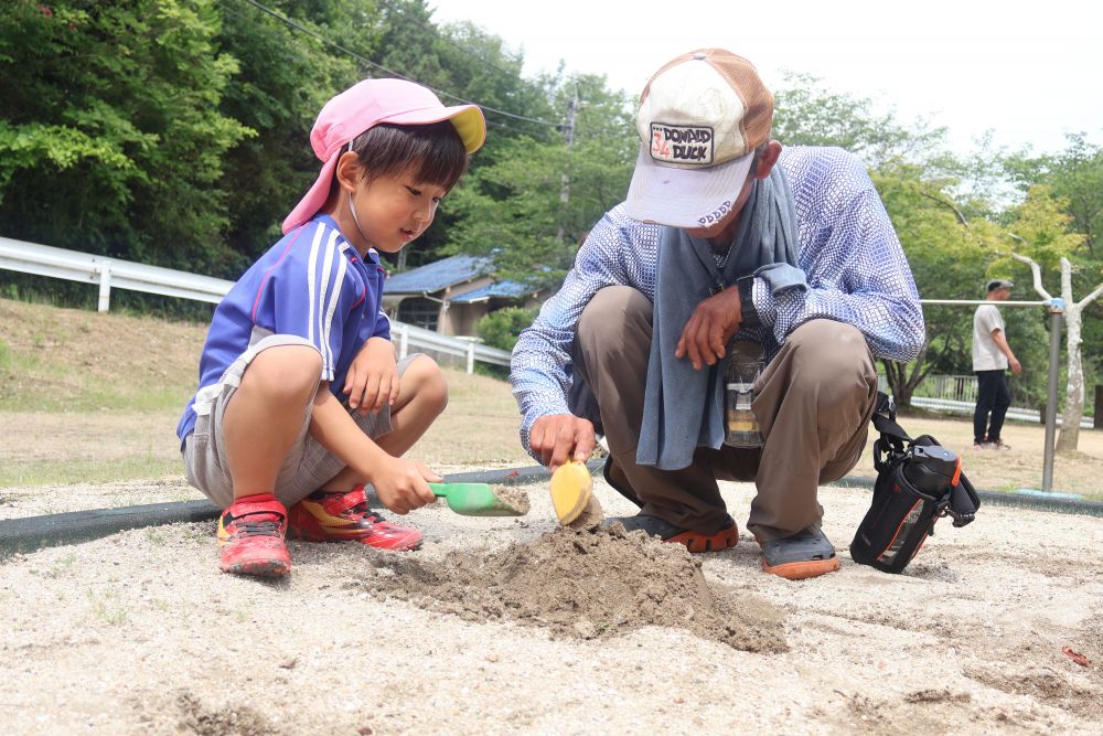 砂場で遊ぶSくん
「何作る？顔作ろうか？」
と楽しそうな会話♡