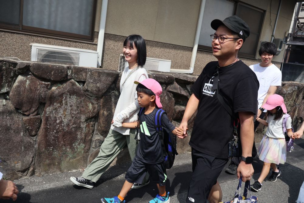 おうちの人と手をつないで歩く
それだけで
子どもたちの心はとっても満たされる♡

　　「おなかすいたねー。」
　　「今日のお昼ごはん何食べる？」
　　「うーん、、カレー♡」
　　「いいね！何カレーにする？」

お兄ちゃんのTくん
今日はちょっぴりお家の人を独り占め♡
３人で楽しそうな会話を繰りひろげ
笑顔があふれる時間を過ごしてくれて
嬉しく感じました♡

次回の保育参加では
子どもたちの遊びの広がりを
見て頂けることを楽しみにしています！

暑い中、参加頂きありがとうございました！
