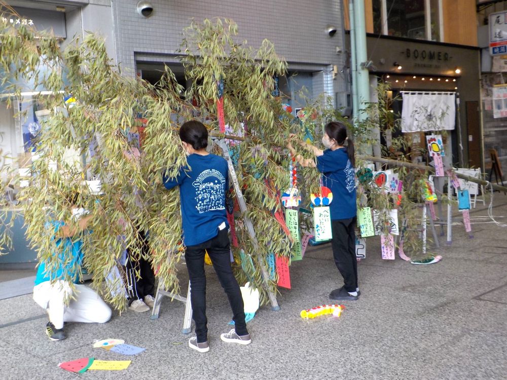 センター街の七夕飾りに今年も参加しました🎋

あいはうすの子ども達の作品と短冊、
そして輪飾りを持って飾り付けへ♪