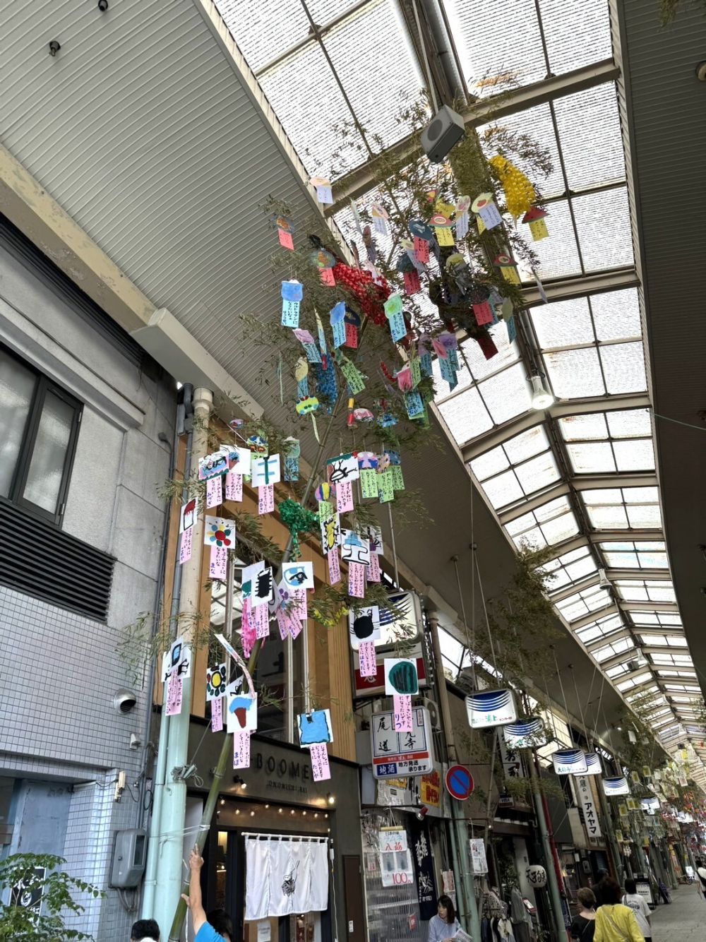 　クマ組　…　「花火」　　野菜スタンプ
ヒヨコ組　…　「アイス」　フィンガースタンプ
ウサギ組　…　「スイカ」　足型スタンプ

それぞれのクラスの子ども達の
大切な作品や短冊がほどけないように
笹にしっかりと結んでくれています。