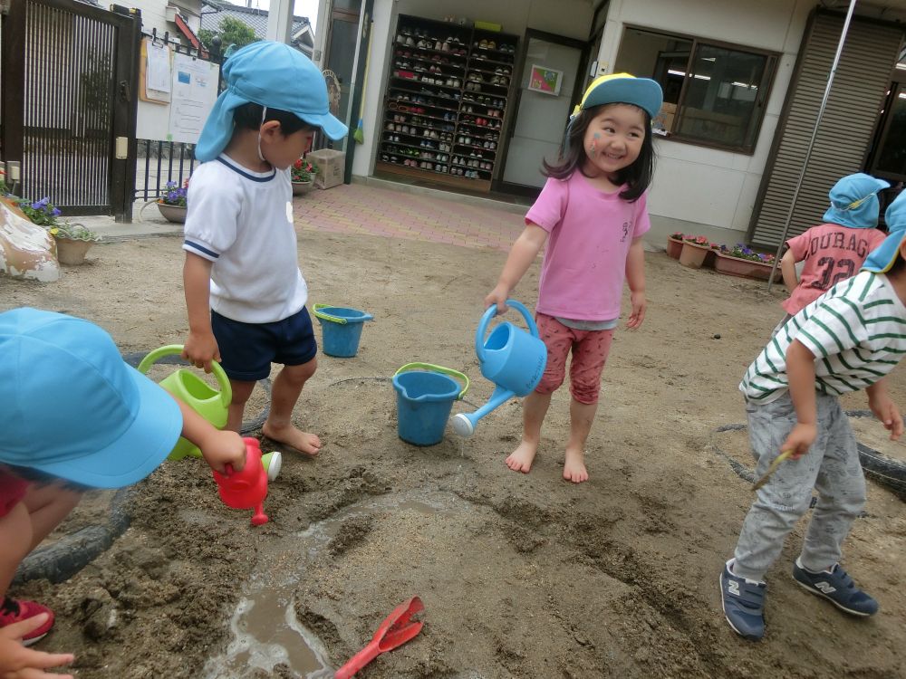 こちらはお山作り♡
まだまだお山ブームが続いています！


今日は電車の線路を作ることに！
線路ができあがると水を持ってきて、

「お水電車通りま～す♪」

楽しそうな様子を見てたくさん集まってきました♡