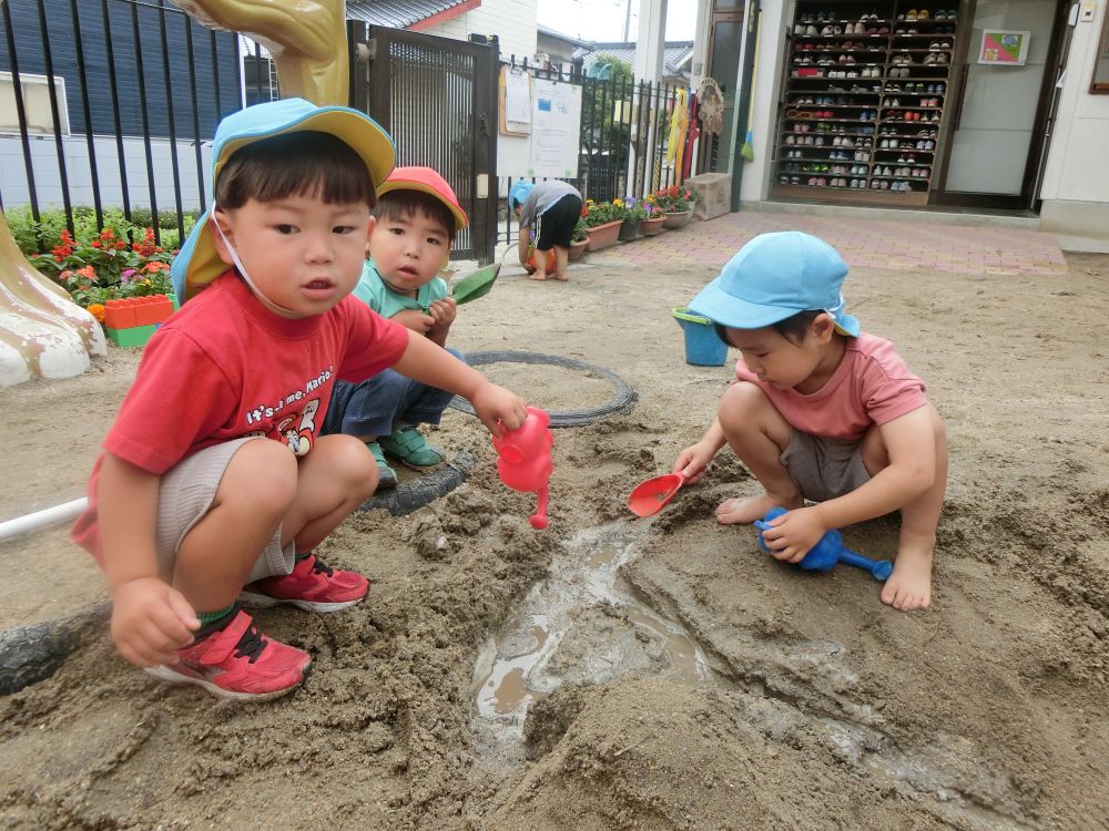 お水電車がたくさんになり、
線路から水が溢れてしまいました。


壊れた線路を作り直すのかな～？

どうするのかな～！？

「工事しま～す♪！」

と新たに線路を作り、繋げようとするRくん！！


お水大好き♡リス組さんでした！！