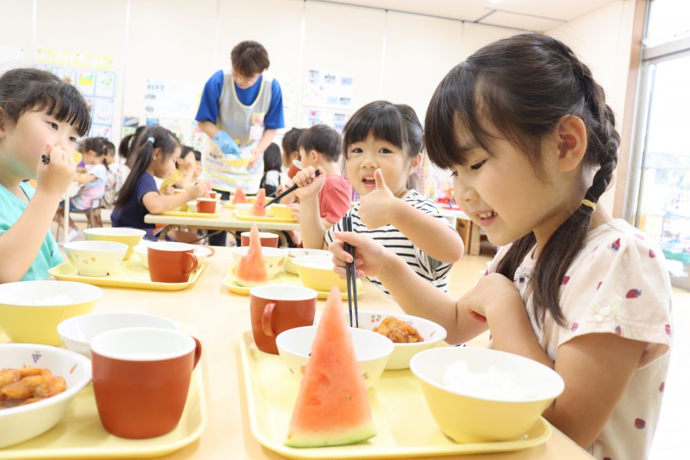 今年の年長さんは元々夏野菜を育てる時から渋い？野菜を選び育てることにした子ども達です
塩味がいい感じでほろ苦くて何とも美味☆
苦手な子どももいましたが、ほとんどの子どもが「美味しい♡」と言って食べました