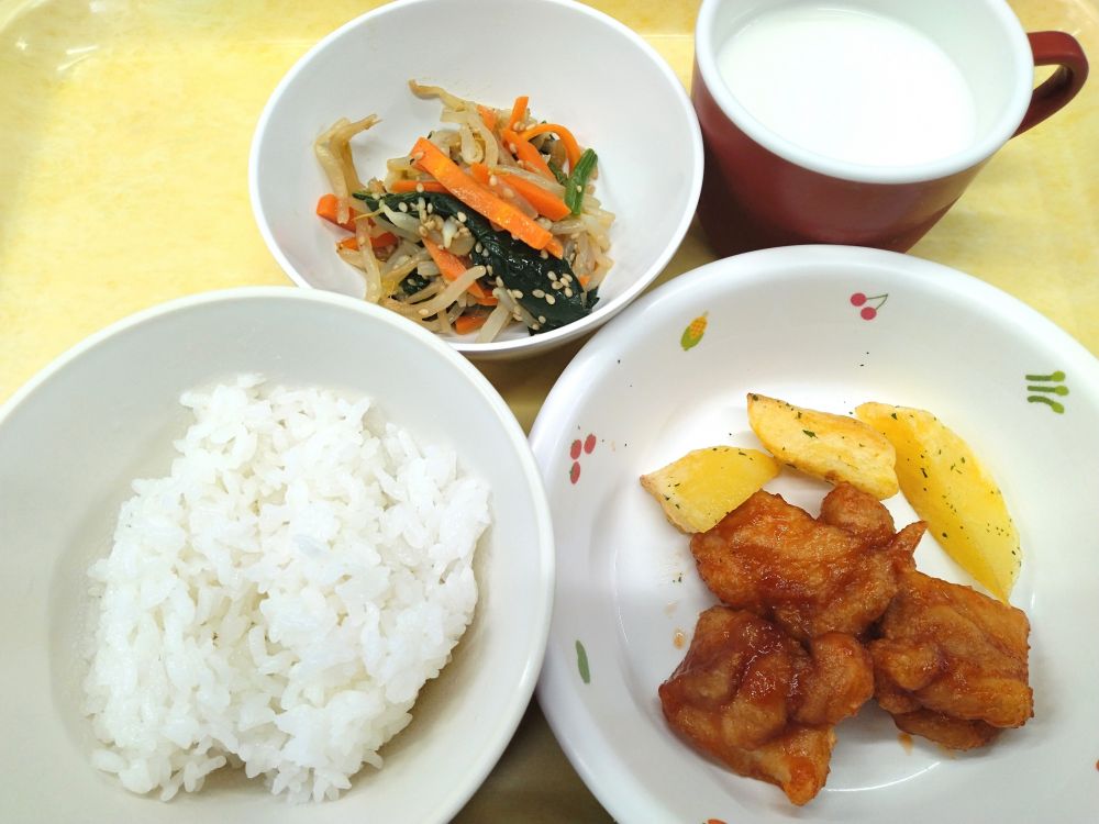 ご飯

鶏肉の甘辛あげ

焼ポテト

三色野菜のナムル

牛乳