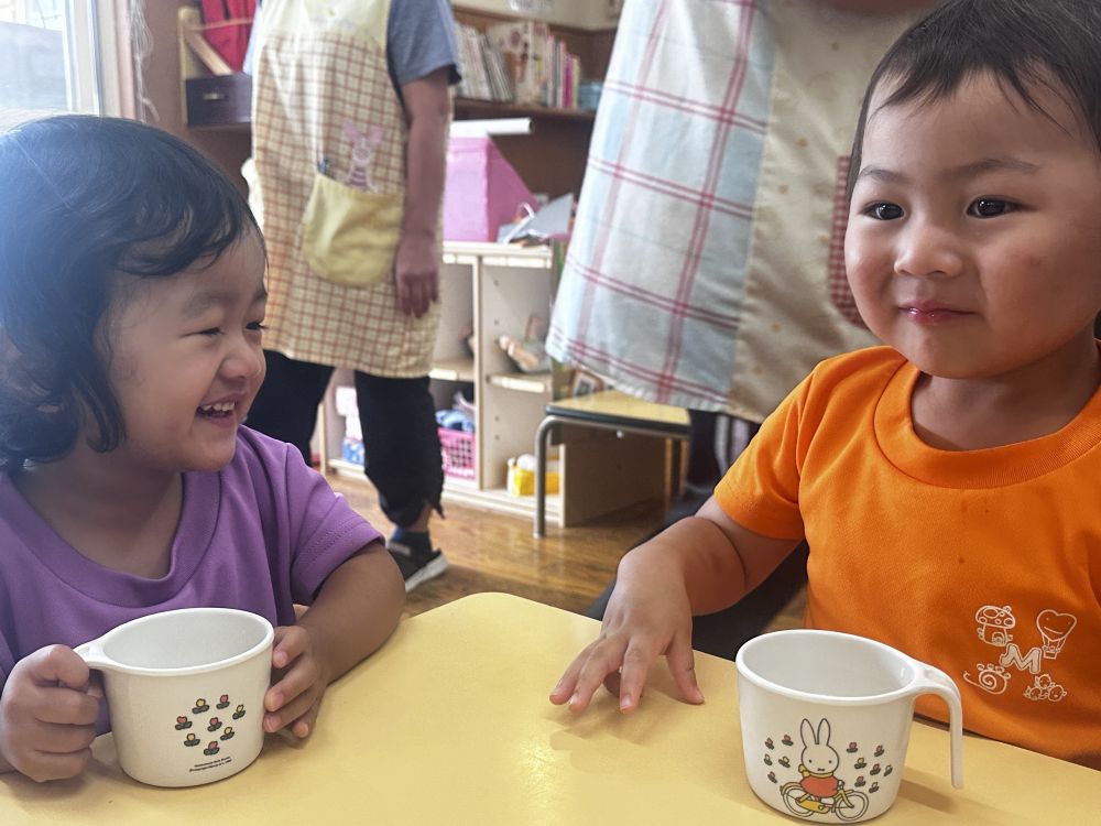 飲んでみると・・・

「すっぱい」

味はしっかりと言葉で伝えることができていました♪

きっと初めて飲んだであろう梅ジュース。

みんなで作ってみんなで飲んで・・・
それだけで楽しいね♡