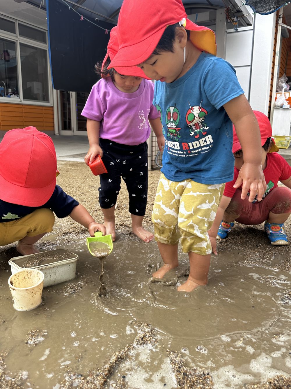 段々暑くなってきて、
思い切り遊ぶ姿がみられてきました♪

お水がたくさん流れて出来た泥んこのみずたまり・・・

まずは足でバシャバシャ！！！