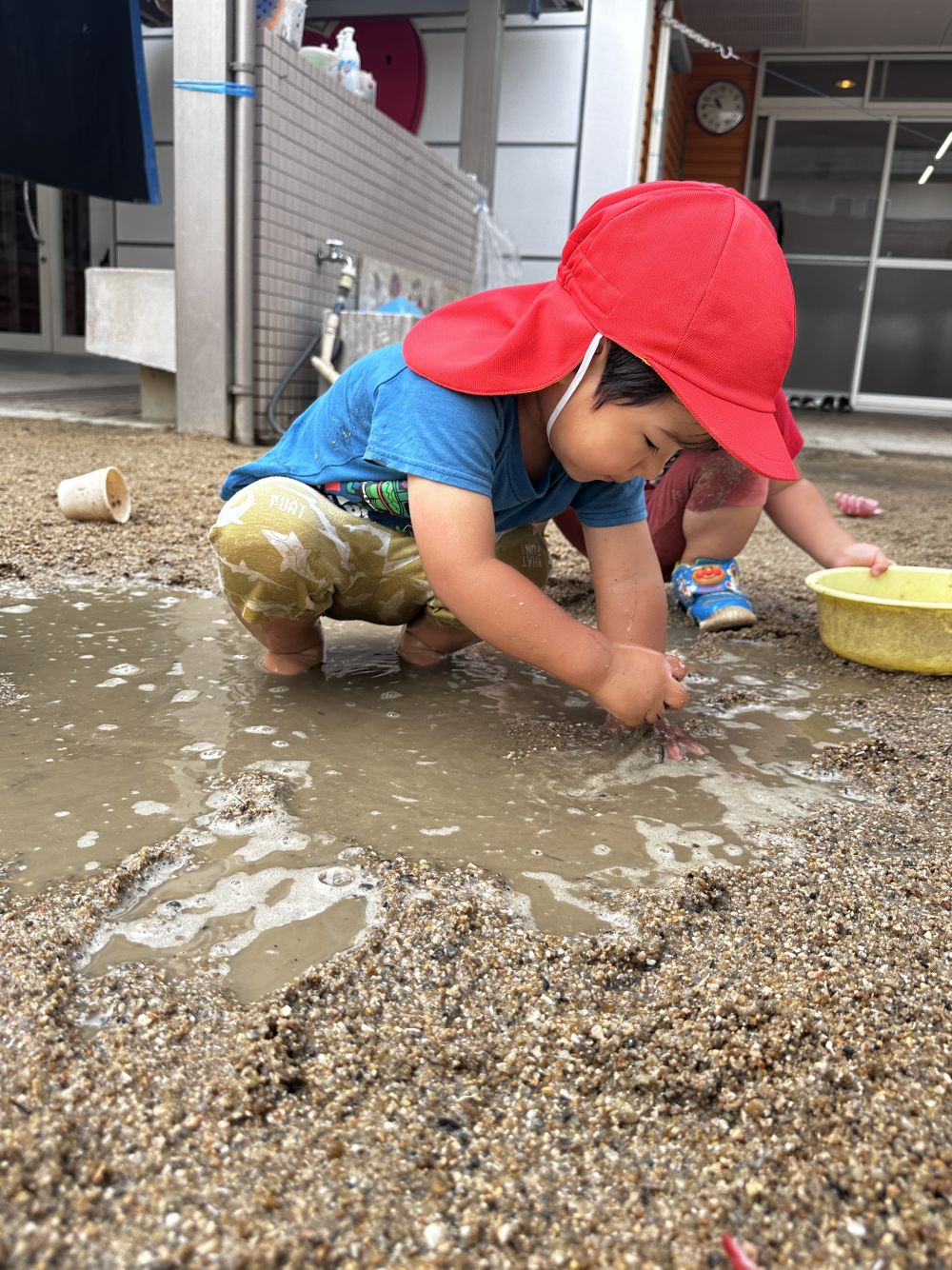 次はてのひらでギュッと泥をつかんでみる・・・