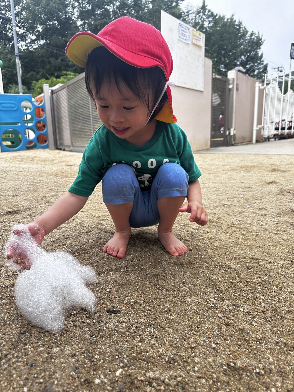 土の上に落ちている泡みーつけたＴくん♪
嬉しそうに触ってみる♡