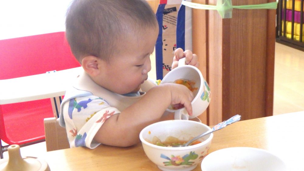 今日は給食時間に０歳児の保育室へ♡
食べることに集中しているウサギ組のみんな。
なるべく邪魔しないように、離れたところからズームでパシャリ♪

今日の離乳食献立は、ご飯（または軟飯）・トマト肉じゃが・かぼちゃのスープ、です☆
食べることが大好きなYくん。
手づかみ食べがとっても上手♡
かぼちゃのスープが入ったお皿を両手で持って、「ズズズ～」と、まずはスープを飲んで・・そのあとは残った野菜を手づかみで口まで運んでもぐもぐ♪
見ていて「食べたい！」の気持ちが伝わってきました。