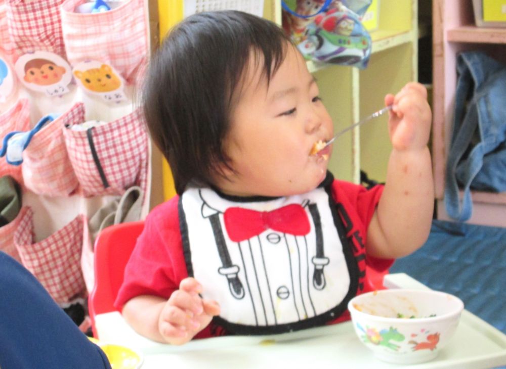 最近、離乳食が完了し、幼児食へと移行したSくん。
今日の給食、スパニッシュオムレツを前にニコニコの笑顔を見せてくれました♡
自分でスプーンを持ち、口までオムレツを運びます。
大きな口で「パクッ」として、「もぐもぐもぐ」
しっかり噛むと、おいしい味がよくわかるのかな？
幼児食になって、これからもっといろんな味に出会えるね♡