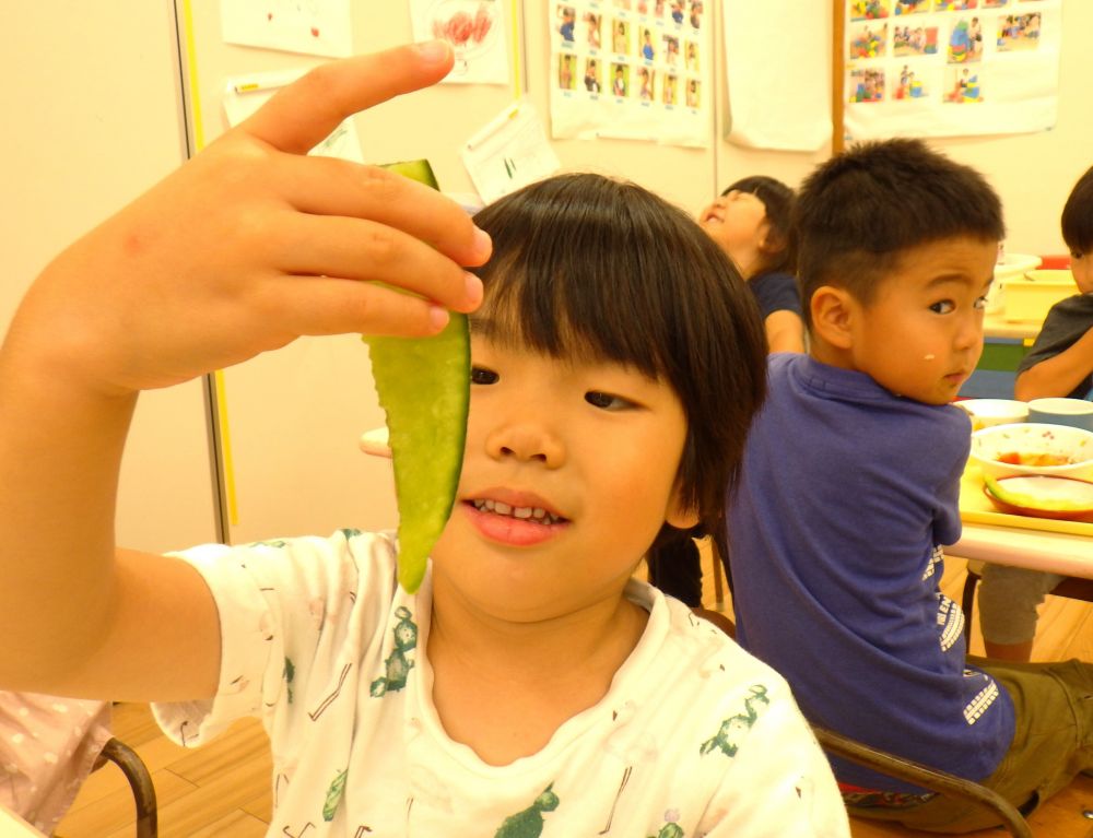 S君も、「先生みてみて！こんなになったよ」と、食べ終わったメロンの皮を見せてくれました。
「きれいに食べたねぇ！うす～～くなってる」というと、
「もうこれ、食べるとこないよね？」と皮をくるくる回して確認していました。
名残惜しそうな様子が、とても可愛かったです♡

あまり給食では登場しない“レアなメロン”
今が旬の“おいしいメロン”
果肉も果汁もしっかり味わった初夏の味。
食材一つでここまで笑顔になれるって素敵だなぁ、と感じた給食時間でした♡