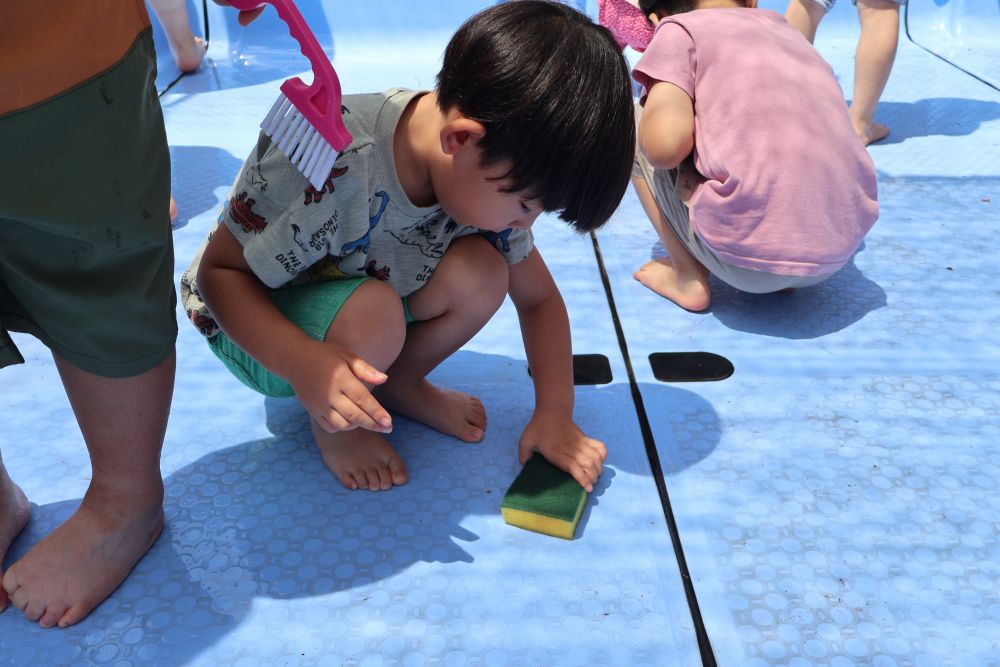 ７月に入り続く雨 ・ ・ ・

「早くプール入りたい」
「その前にプール掃除じゃない？」
そんな会話をしながら待つ日々・・
そしてついに！！
待ってました～！！　おひさま♡

快晴の中
プール掃除開始！

プールの底の汚れを
しっかりこすると
ほら！こんなに真っ白に♡

キレイになる喜びがはっきりと目でわかり
こする手にも力が入ります！
