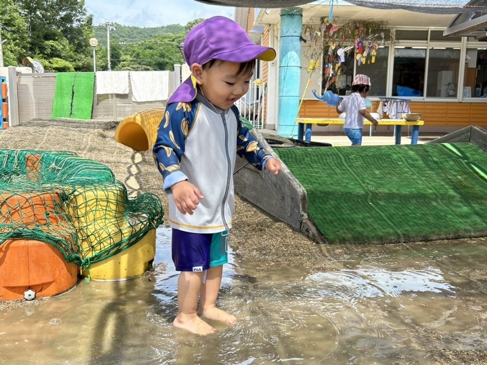 Mくんは水たまりの上を歩いてみる･･･
水と土の感触が楽しくて
行ったり来たりしていました♡