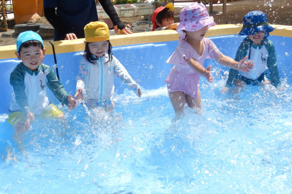 朝からワクワク、ソワソワの子どもたち♡
だって今日はプール開きだもん♡

プールの前に
みんなで安全に楽しく遊ぶために
プールの約束を確認！！
水の神様のお祈りを終え
さあ、いよいよプールの時間♡

初めての大きなプールに
ちょっぴりドキドキのリス組さん

ゆっくり水に慣れていきます
