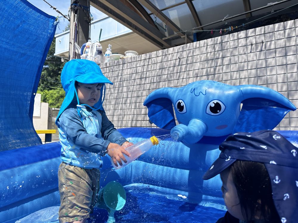 ゾウさんの鼻から出てくるシャワー！！！

入るかな～？と、試してみるＹくん♪