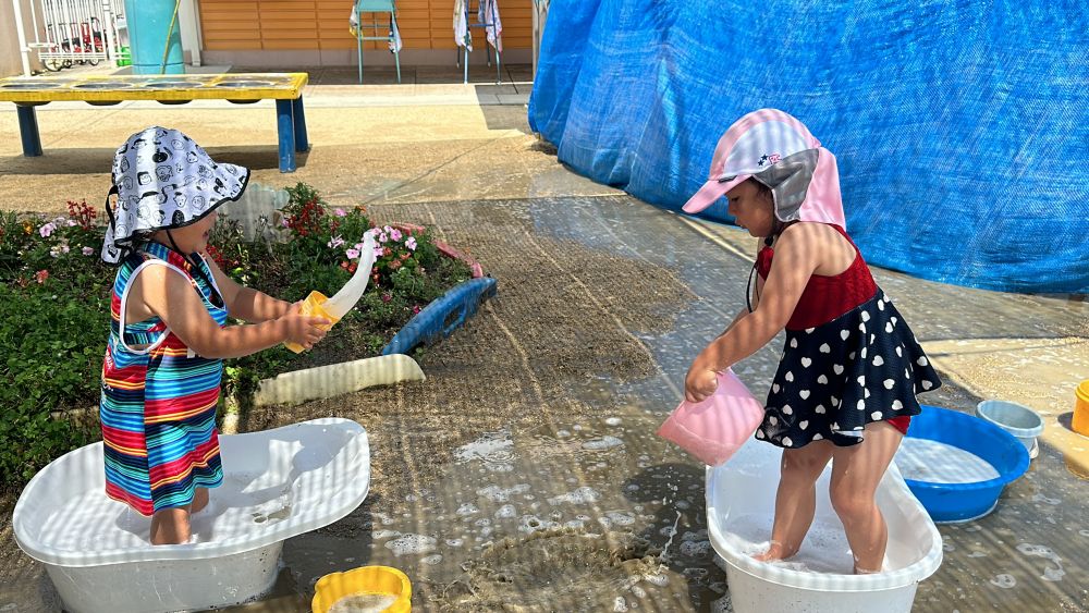 プールじゃない日は、
思いっきり水遊び！！！

友達と一緒に水のかけあいっこ♪

思い思いの入れ物で水をすくって・・・
水がかかっても、２人で大笑い(^O^)
「もういっかいしよ！」と、
繰り返し楽しんでいました♪

