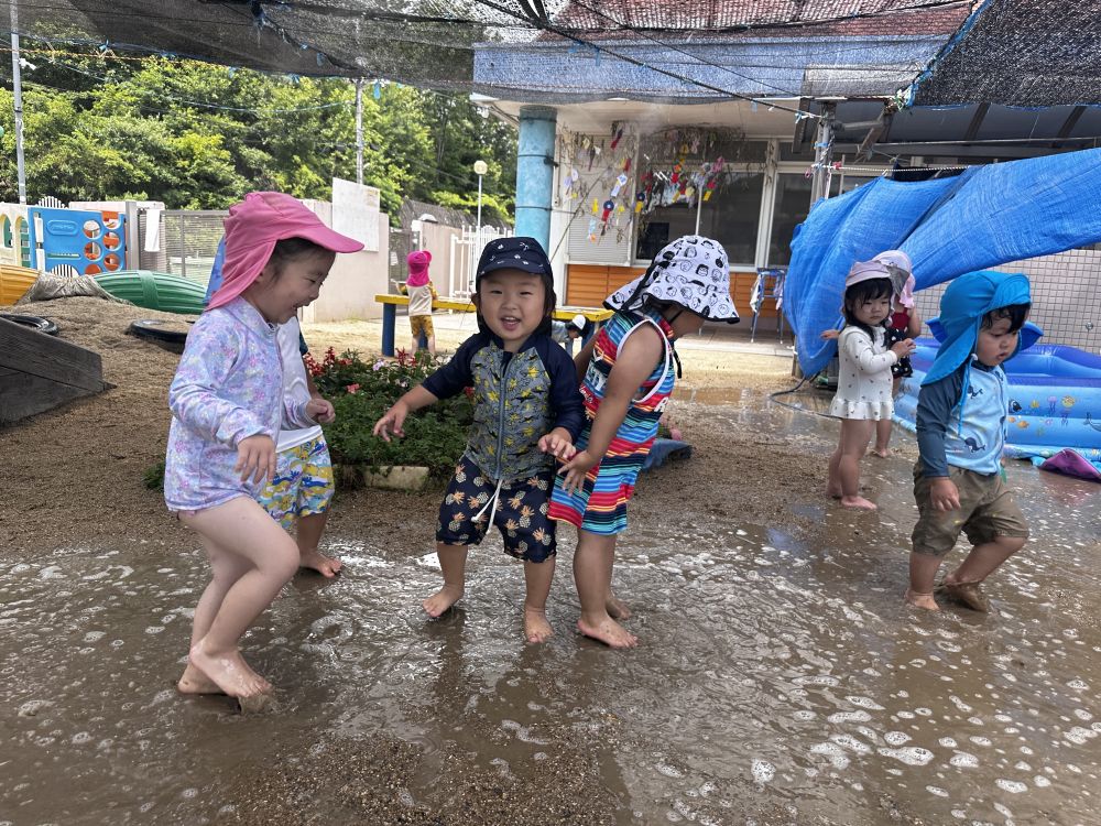 タライの水を全部流すと・・・

大きなみずたまりー！！！

「わーい」　「イェーイ」
と、一人・・二人・・・増えて、
バシャバシャと水しぶきをあげて楽しんでました☆