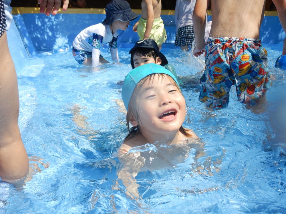 
水が大好き
ちょっぴり苦手 ・ ・ ・
人それぞれですが
無理なく、少しずつ
“楽しい”と思えるように
なってくれたらいいな♡

満面の笑みを見せてくれたRくん♡
水の感触を味わっています！
