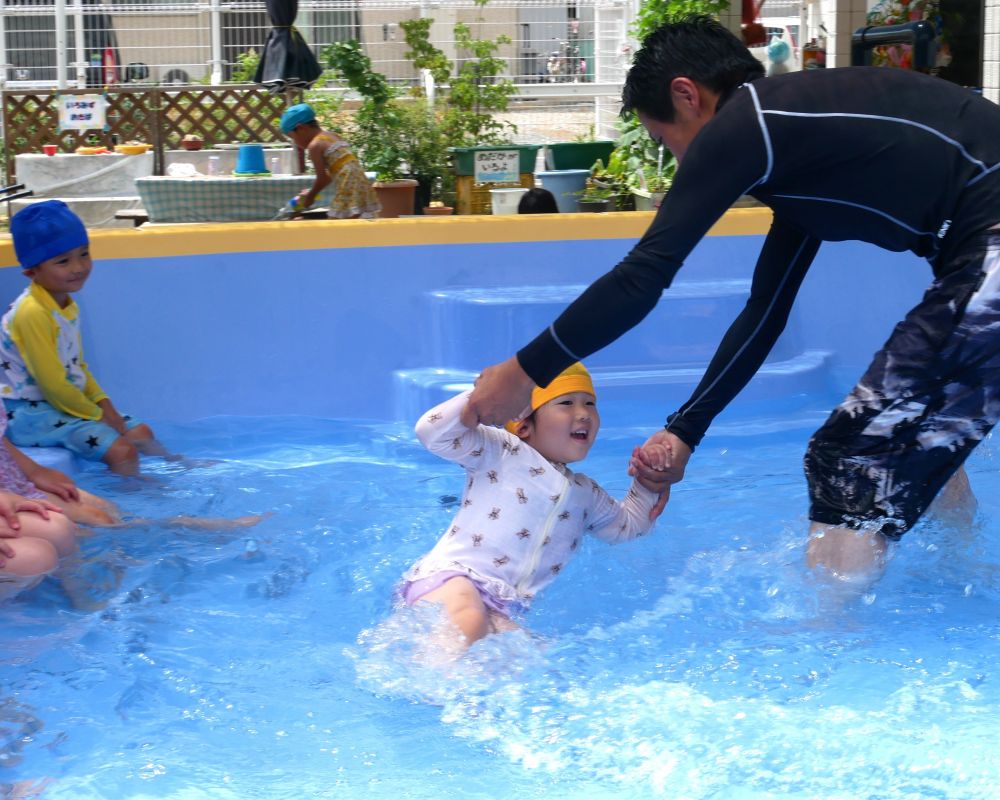 最初はプールで遊ぶ事に緊張していた子も
日に日に慣れ・・笑顔が増えていく
不安を乗り越えたことが自分の自信へと繋がっていく♡
檀上先生と手を繋いでプールの中を
グルグルグルグル・・・
『私もしたい』とHちゃん
『キャ~!!楽しい』
プール遊びが大好きになったHちゃん