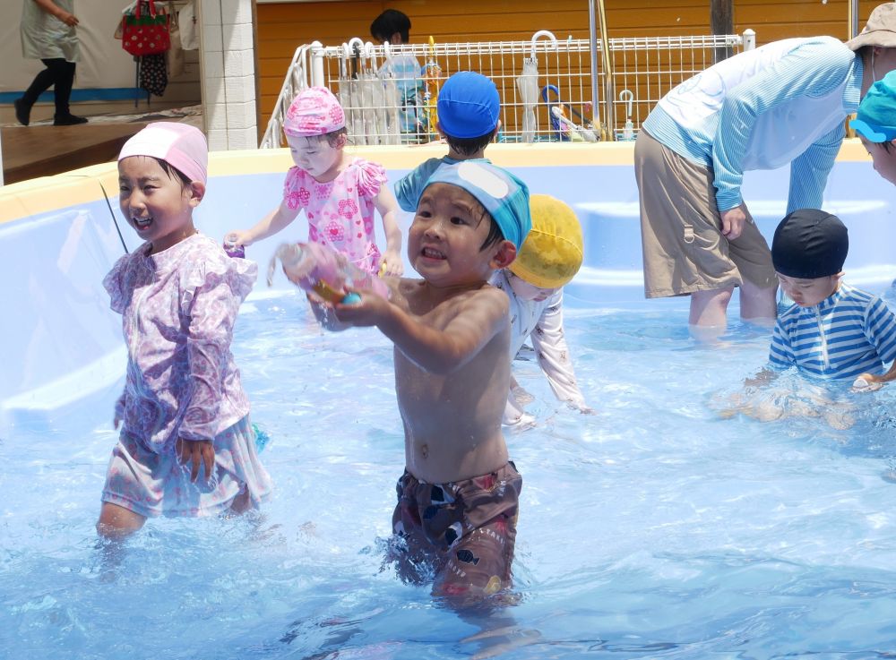 『顔に水が掛かるのもへっちゃらだ』
水を掛けて・・・ 掛けられ・・・
遊びながら自然と苦手を克服していく姿
一つ一つの成長を共に喜び見守っていきたいと思います