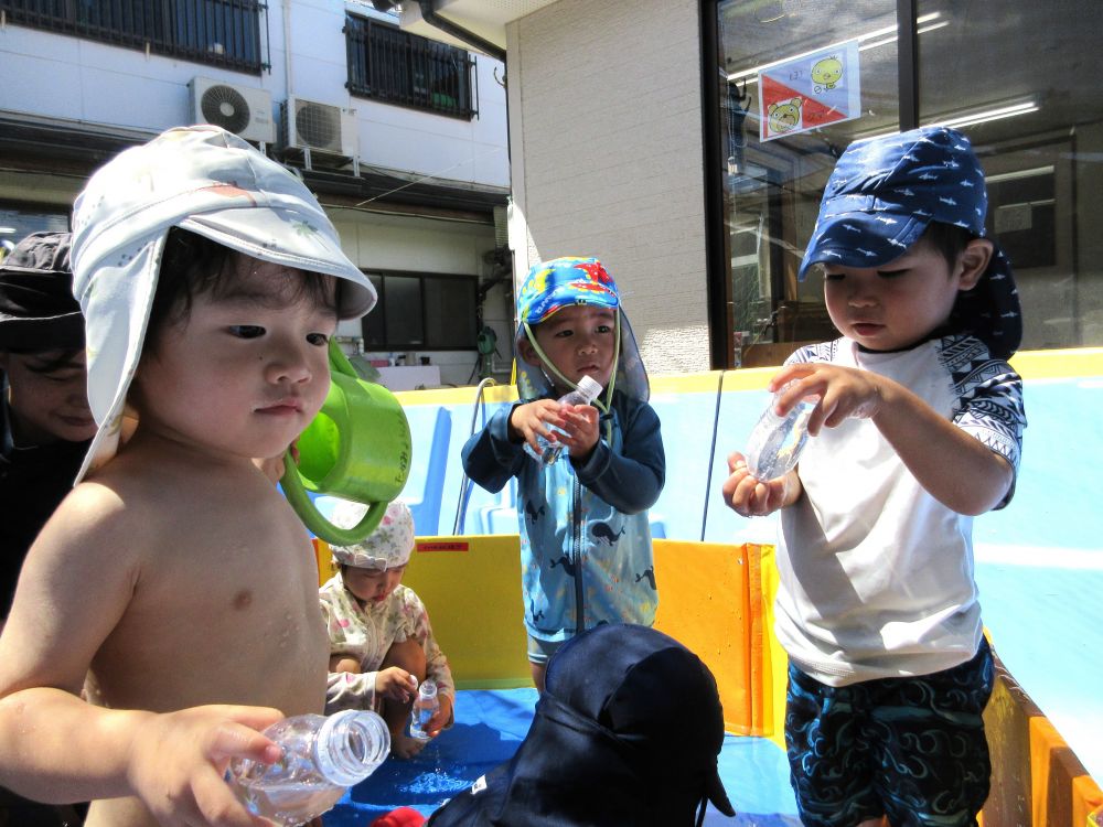 ペットボトルシャワーで雨のように水が落ちていくのを楽しんだり、
「キャップがない」
と困っているお友達に
「手で押さえるとこぼれないよ」
と発見したことを教えてあげたり色々な遊び方を試しています！

これからも色々な遊びを楽しもうね♡