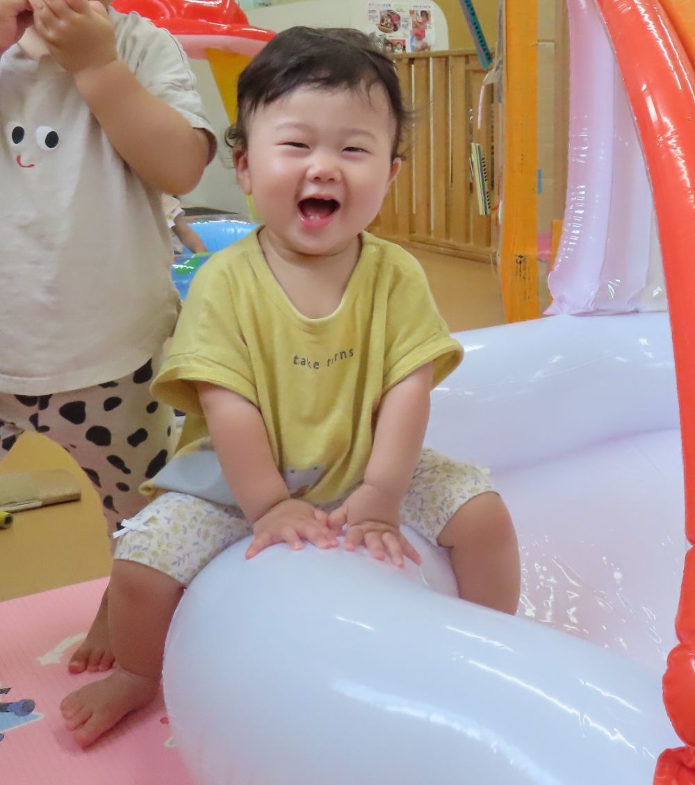 今日から水遊び
　　　・・・外は雨☔

🐰お部屋にプールを出して遊んだよ♪