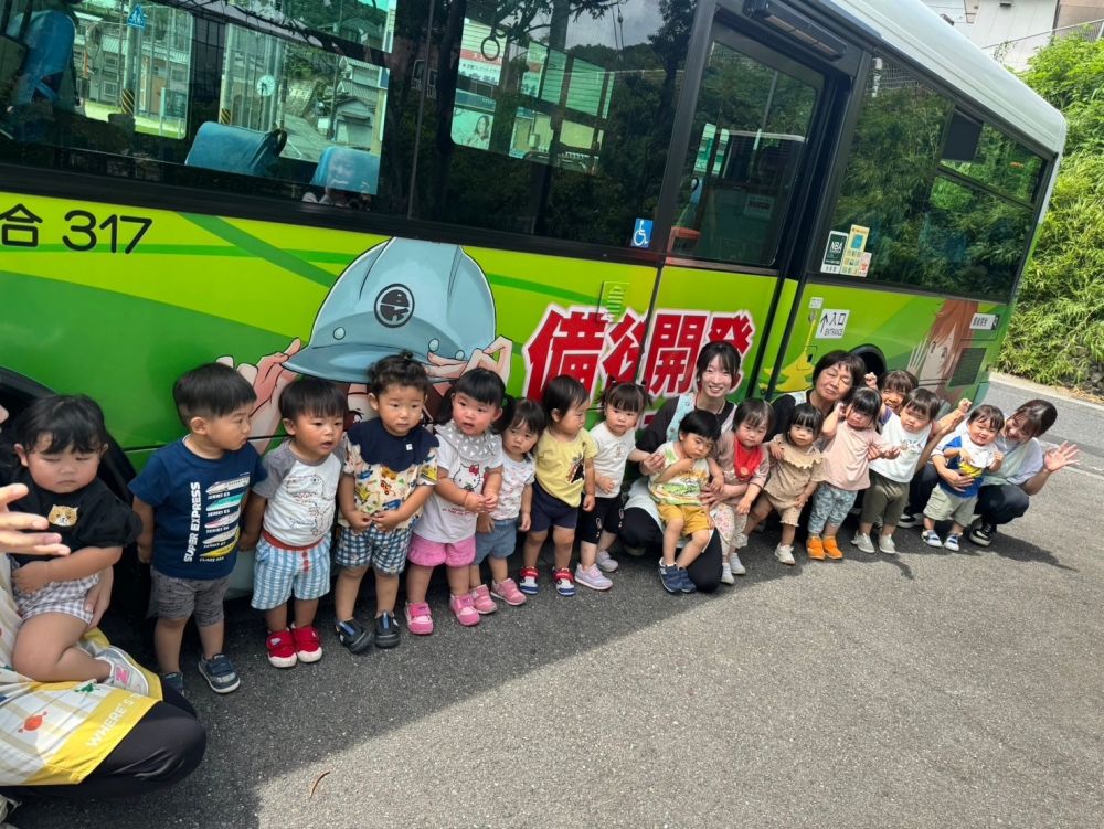 尾道大学の前で記念撮影をしました📸

とっても楽しい体験ができたね😊

おのみちバスさん、ありがとうございました！！