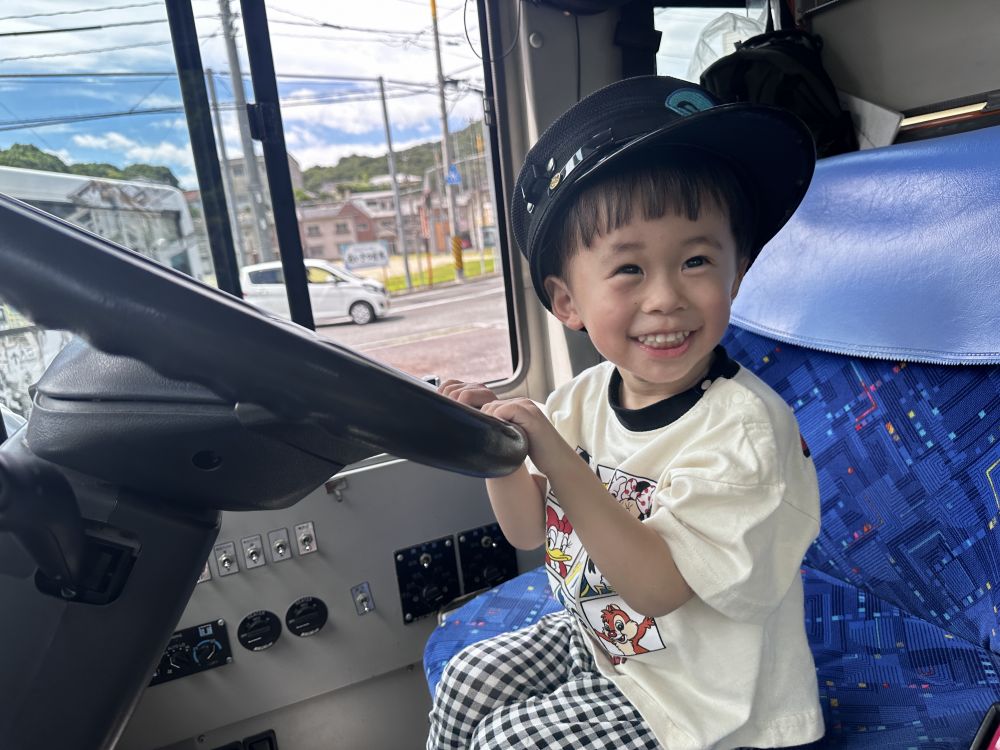 帽子をかぶって・・・

運転手さんにへーんしん☆