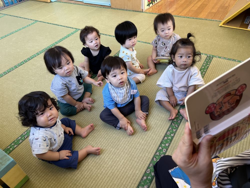 ０歳児
　　　『いないいないばあっ』

「いないいない・・ばあ！」をしながら
かわいい動物たちがダイナミックに
飛び出してきます。
子ども達もビックリしてにこにこに・・・😄
小さい子にもわかりやすい仕掛け絵本です。