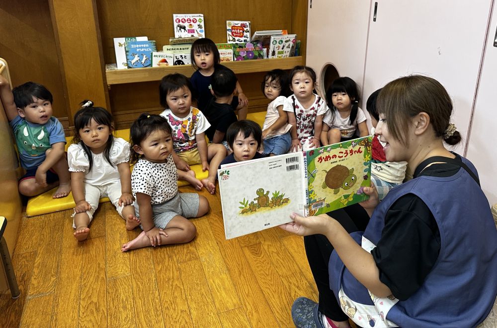 2歳児

         『かめのこうちゃん』

あいはうすにもかめのかめきちがいます🐢
みんな大好きかめきち♡
なので、かめのお話は親近感…♡

かめのこうちゃんがおさんぽしていたら…
色んな展開にみんなドキドキハラハラ…